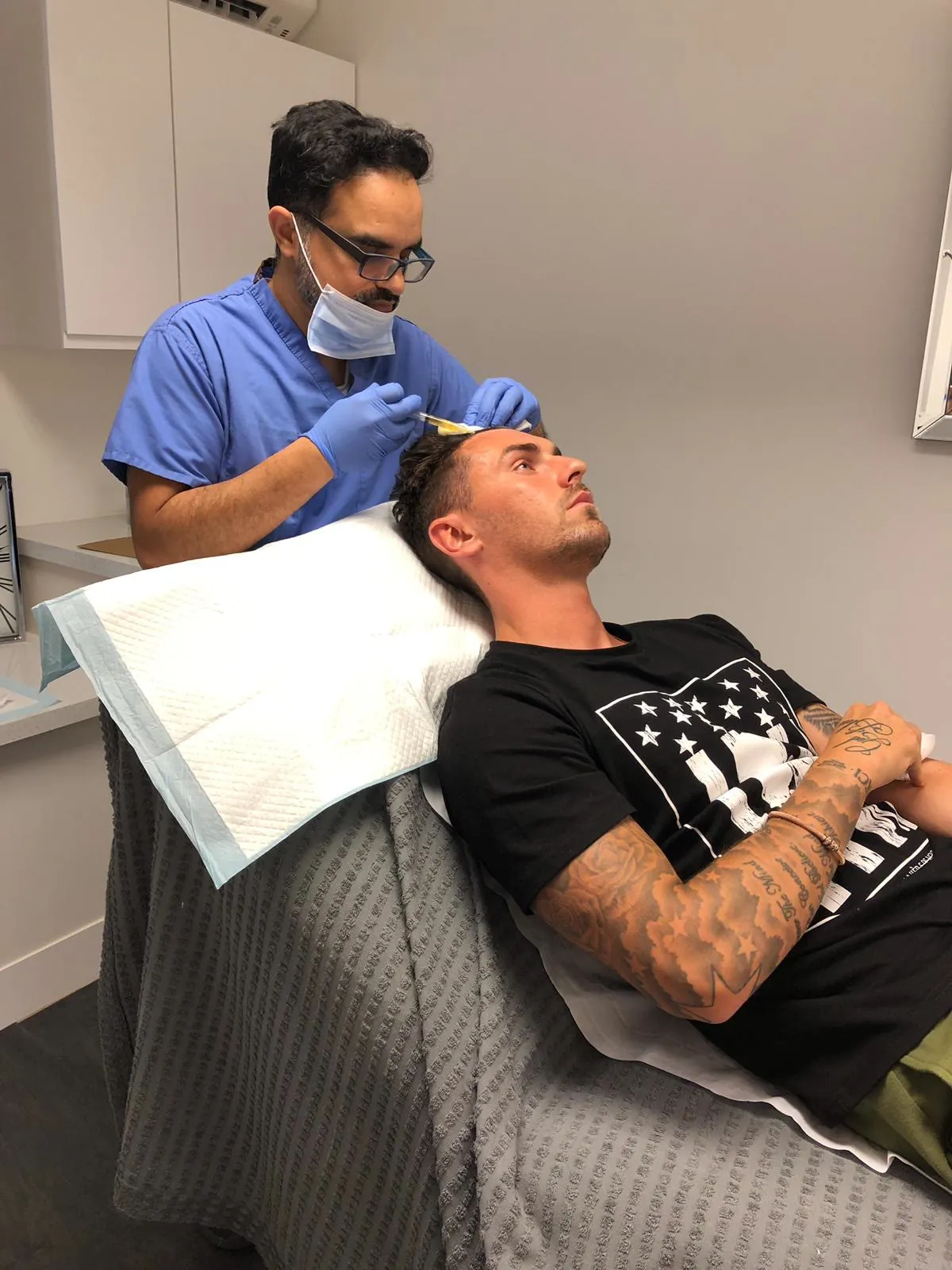 Dr Matee performing an FUE procedure at KSL Clinic